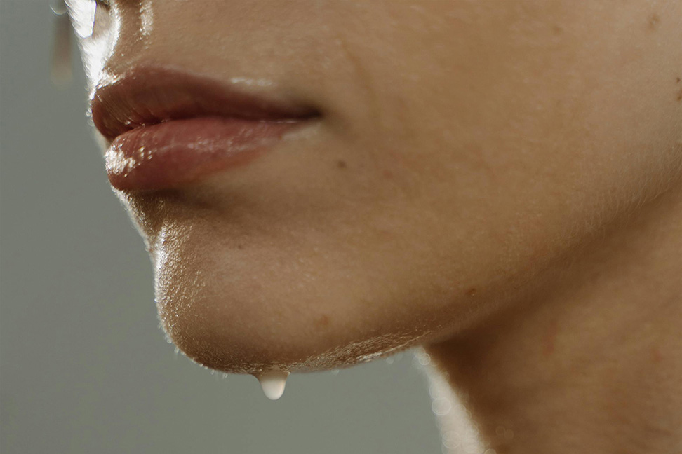 Rostro de una mujer con una piel hidratada