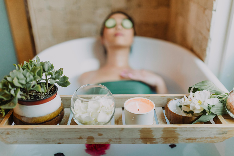 Una mujer en una terapia de relajación en un spa