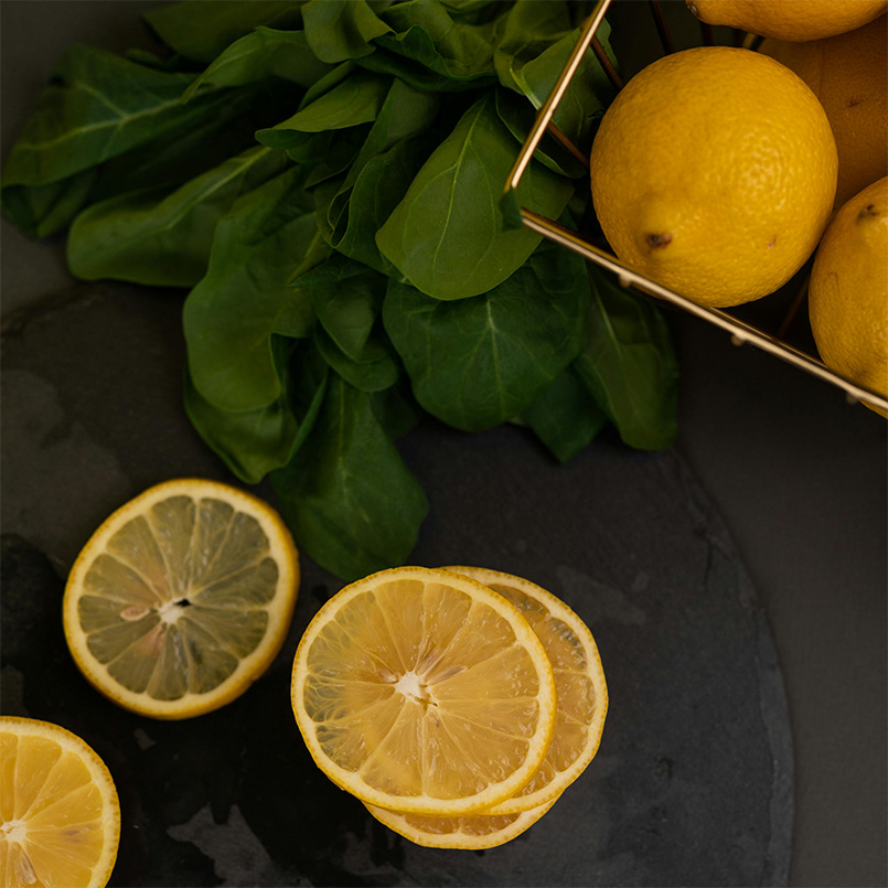 Imagen de varios limones sobre una mesa
